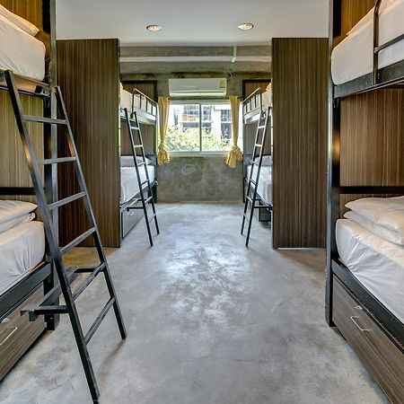 Revolution Hostel Asoke Bangkok Buitenkant foto