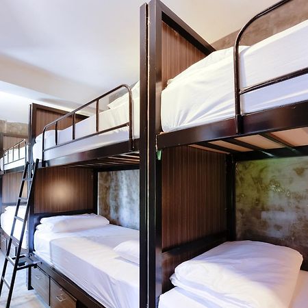 Revolution Hostel Asoke Bangkok Buitenkant foto