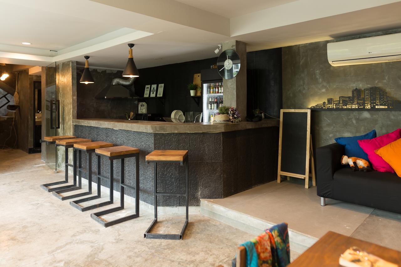 Revolution Hostel Asoke Bangkok Buitenkant foto