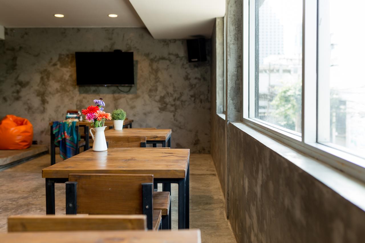 Revolution Hostel Asoke Bangkok Buitenkant foto