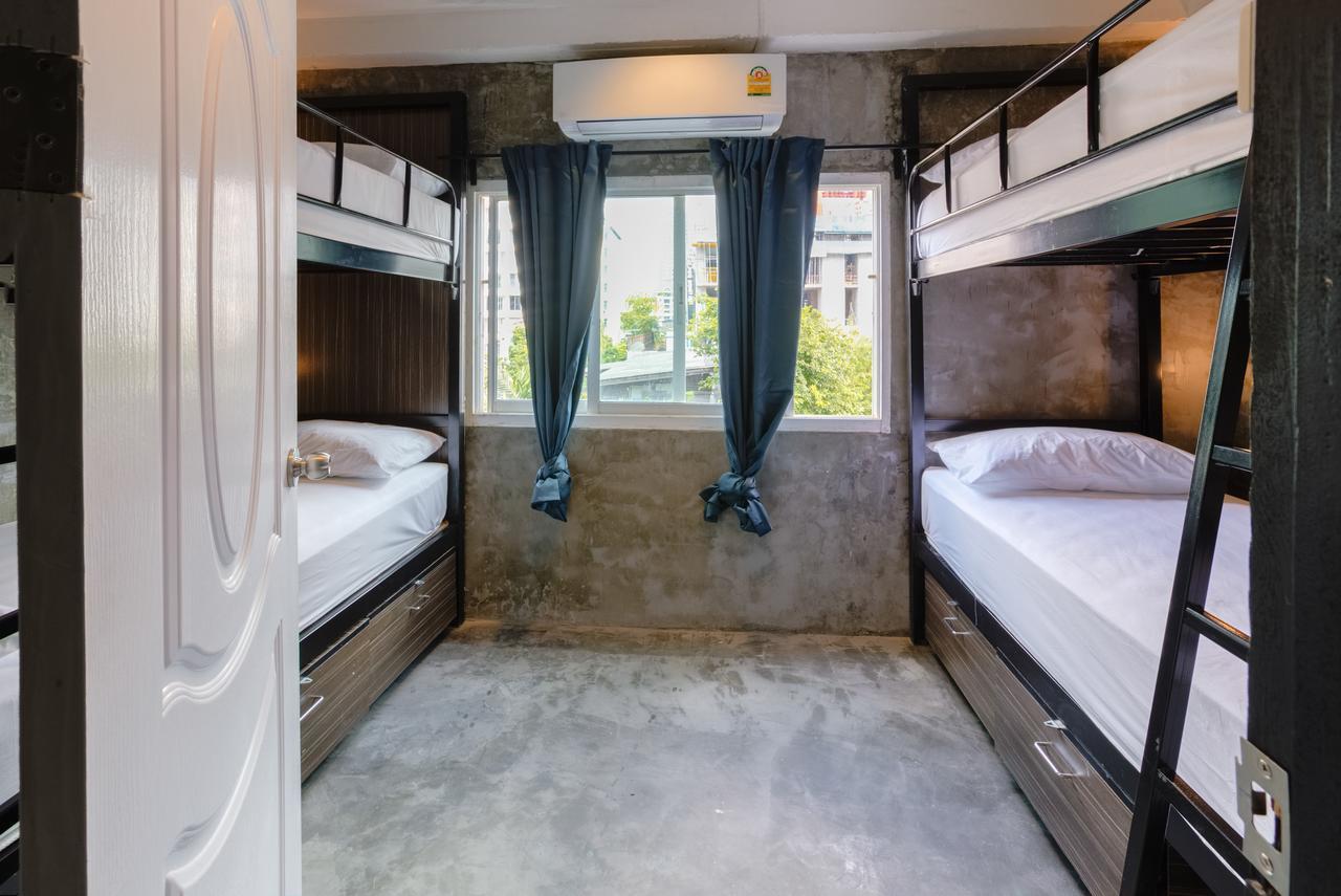 Revolution Hostel Asoke Bangkok Buitenkant foto