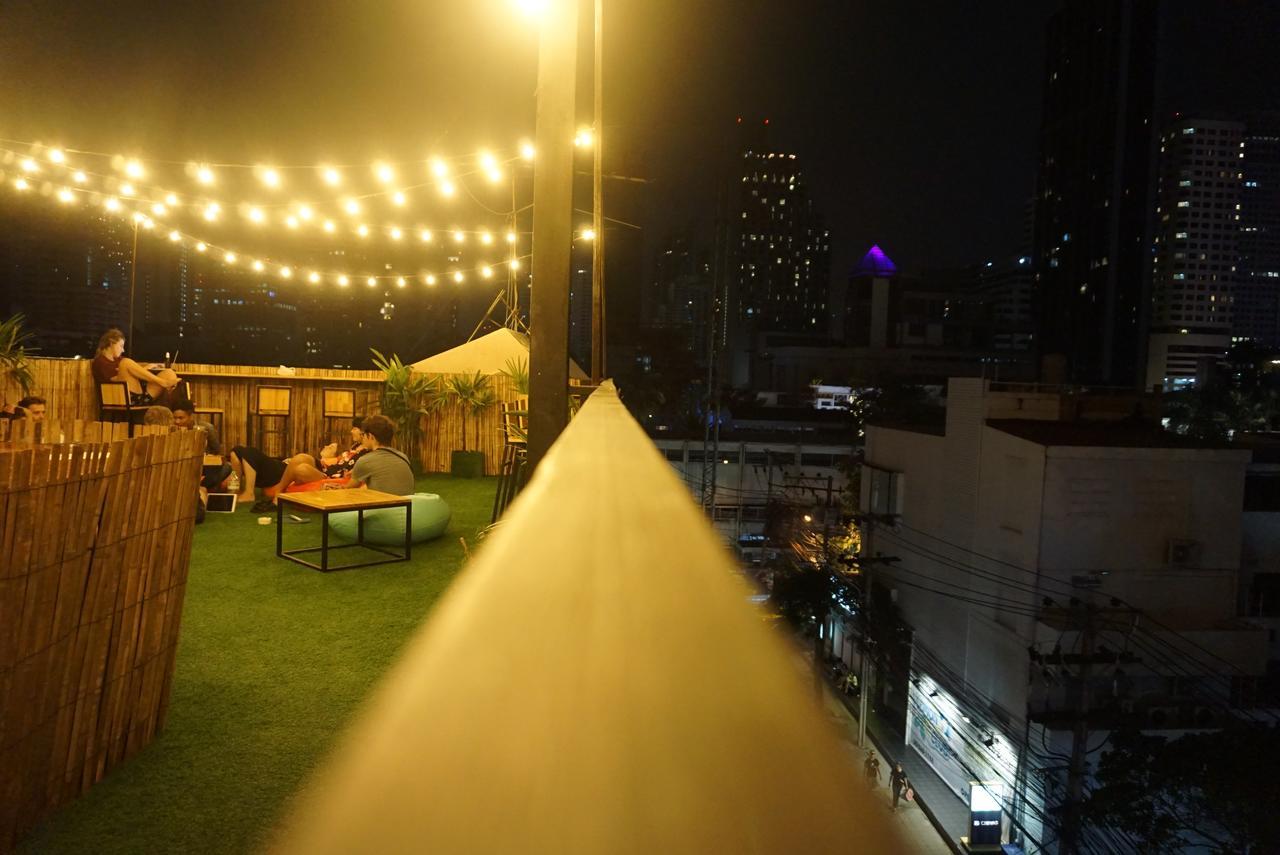 Revolution Hostel Asoke Bangkok Buitenkant foto