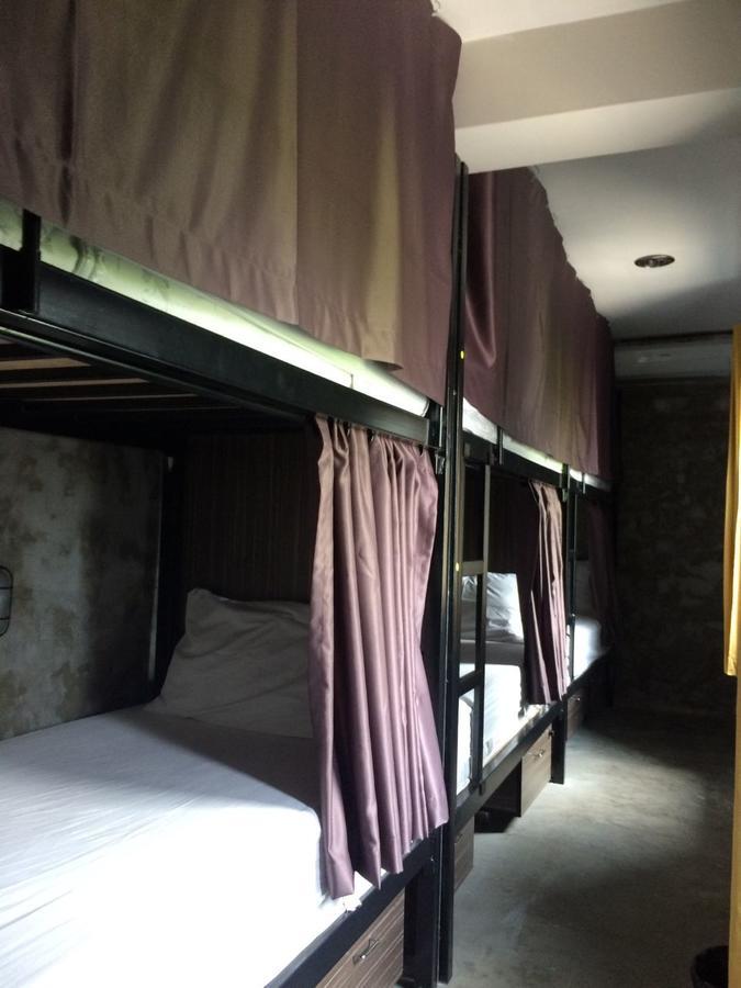 Revolution Hostel Asoke Bangkok Buitenkant foto